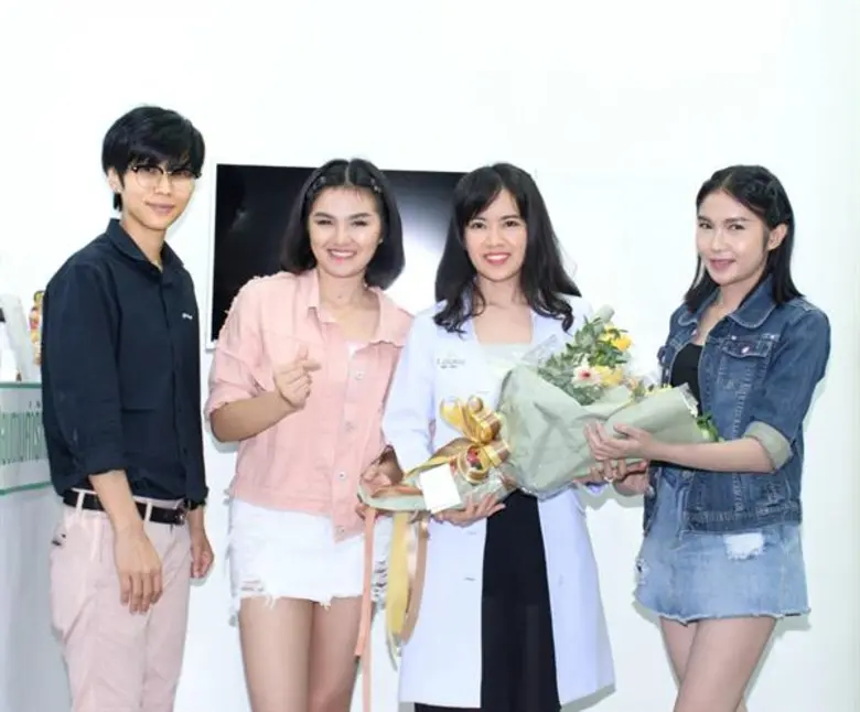 แพทย์หญิง วลัยอร แซ่ลี้ หรือ หมออร แพทย์ผ...