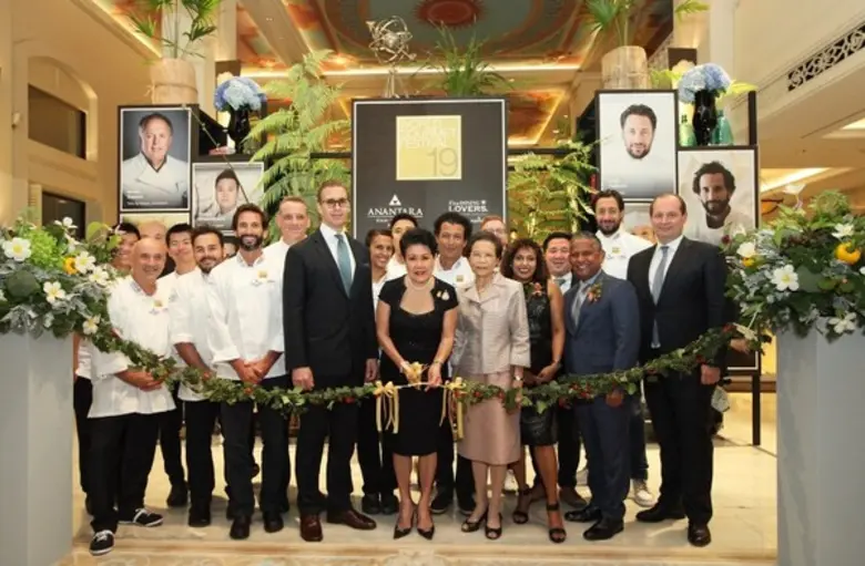 ท่านผู้หญิงวราพร ปราโมช ณ อยุธยา (กลาง) ใ...