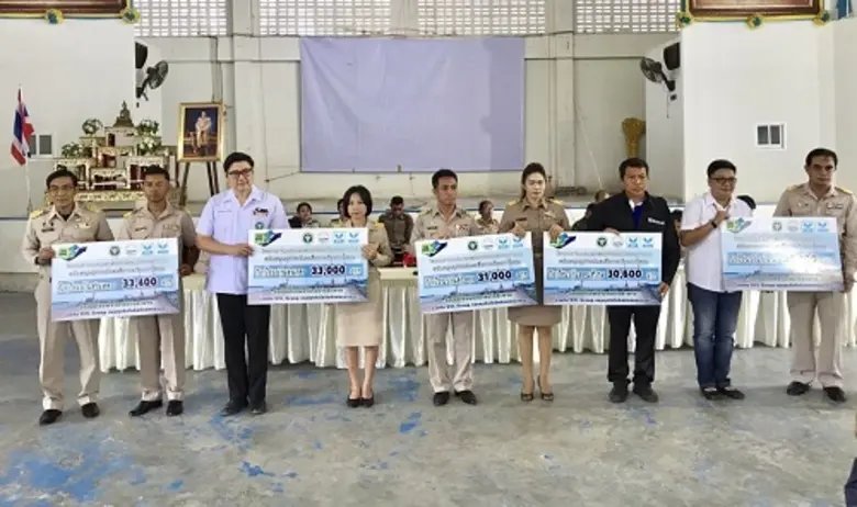 นายศักรินทร์ ทุมเสน นายอำเภอบางสะพาน พร้อมด้วย นายแ...