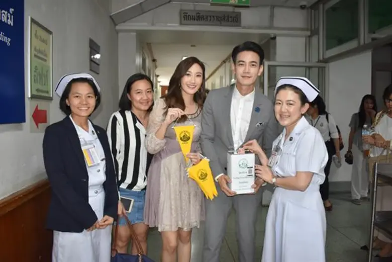 "ฟลุค - ยีน" ชวนซื้อธงมหิดล ช่วยผู้ป่วยด้อยโอกาส รพ.ศิริราช