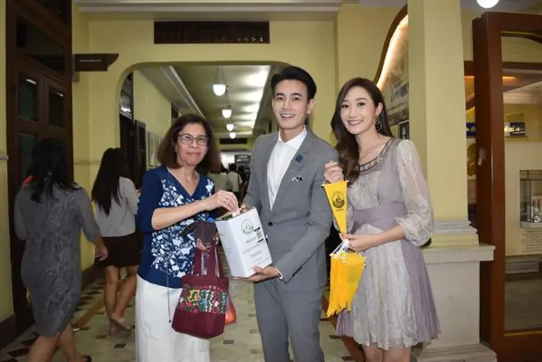 "ฟลุค - ยีน" ชวนซื้อธงมหิดล ช่วยผู้ป่วยด้อยโอกาส รพ.ศิริราช