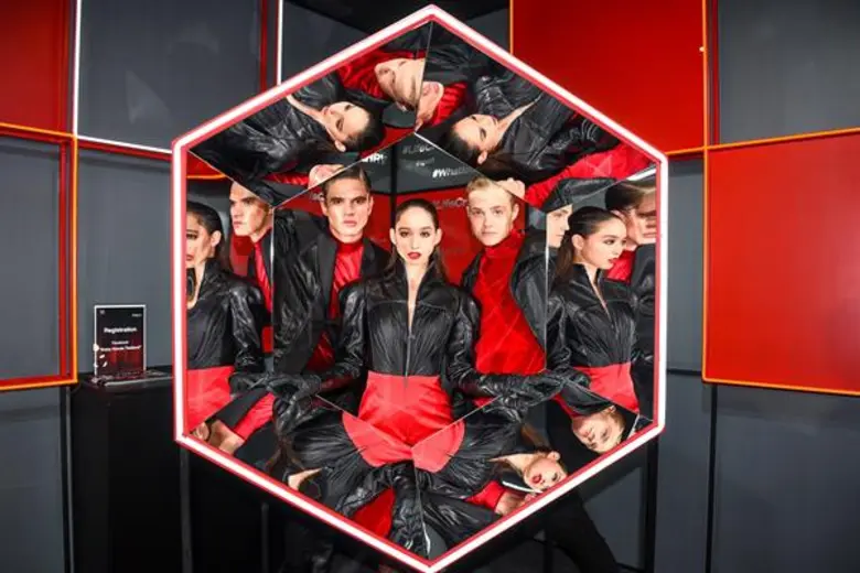 จากที่สุดแห่งยนตรกรรมสปอร์ตครอสโอเวอร์ “ฮอนด้า เอชอาร์-วี ใหม่” สู่คอลเลคชั่นที่มีเอกลักษณ์ ในสไตล์ของแบรนด์ “HOOK’S” ถ่ายทอดผ่านโชว์ฟินาเล่บนรันเวย์ ELLE Fashion Week 2018