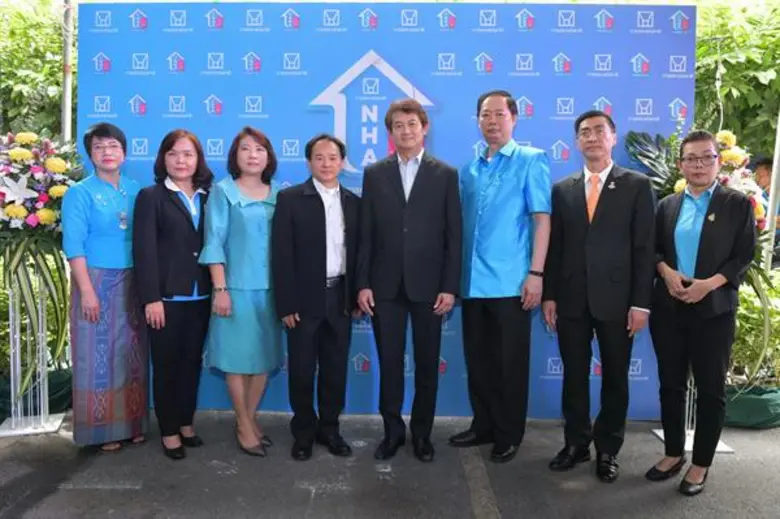 ดร.ธัชพล กาญจนกูล (ที่ 4 จากขวา) ผู้ว่ากา...