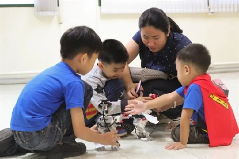 ผศ.ดร.เด่นพงษ์ สุดภักดี รองอธิการบดีฝ่ายว...