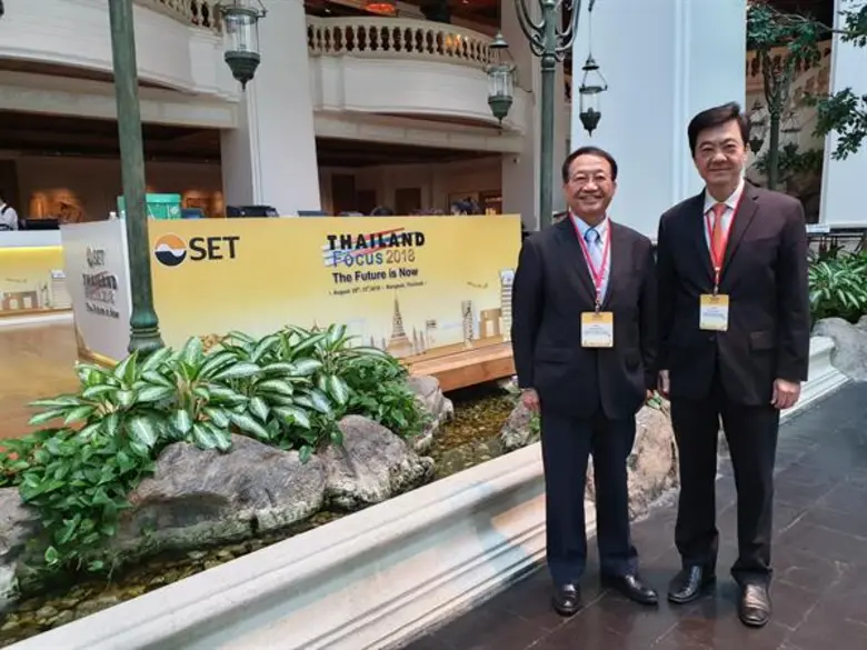 ดร.ภวัฒน์ วิทูรปกรณ์ (ซ้าย) ประธานเจ้าหน้...