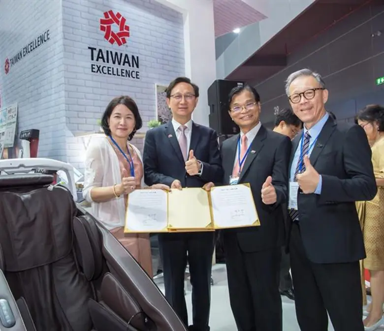 นางวรุณพร วนาไพรสณฑ์ (ซ้ายสุด) ประธานเจ้า...