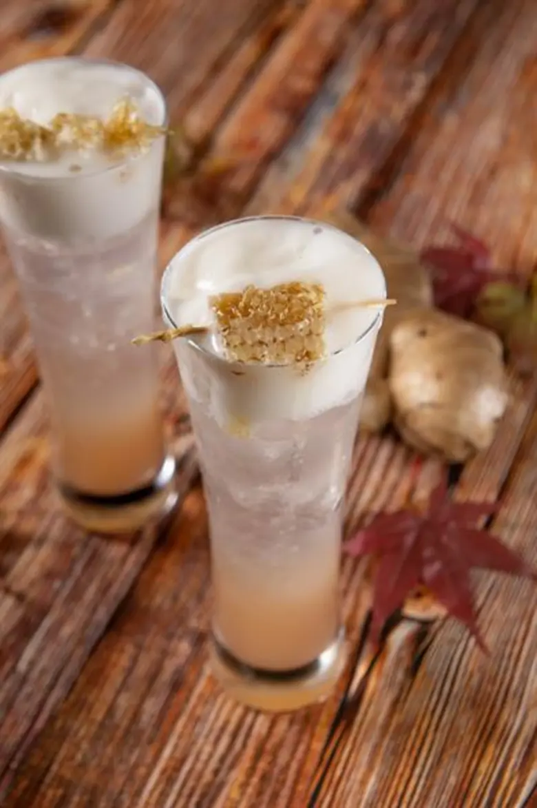 อัพแอนด์อะบัฟ บาร์ (Up & Above Bar) โรงแรม ดิ โอกุร...