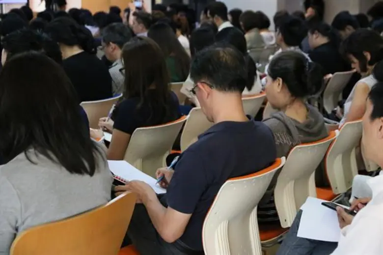 CMMU Reveals the Research on “Marketing to Seniors” Stating that “Line” was the Highly Influential and the Most Used Application as well as Suggesting that More than 93% of the Seniors Used Google to Search for Information.