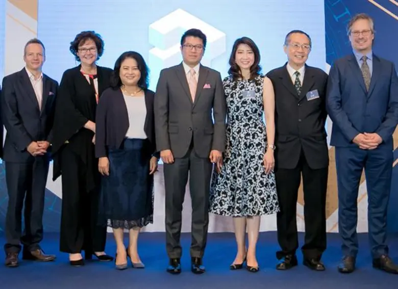 ดร.พันธุ์อาจ ชัยรัตน์ (คนที่ 4 จากซ้าย) ผ...