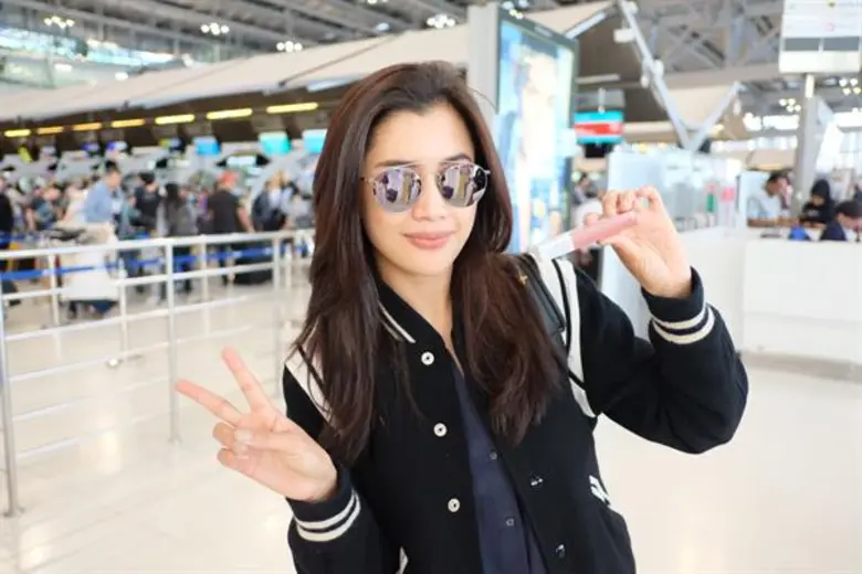 ส่องแอร์พอร์ตลุคชิคๆของสาว ปู ไปรยา บินไปอวดหน้าเป๊ะฟูลเทิร์น ณ Maybelline New York Fashion Week