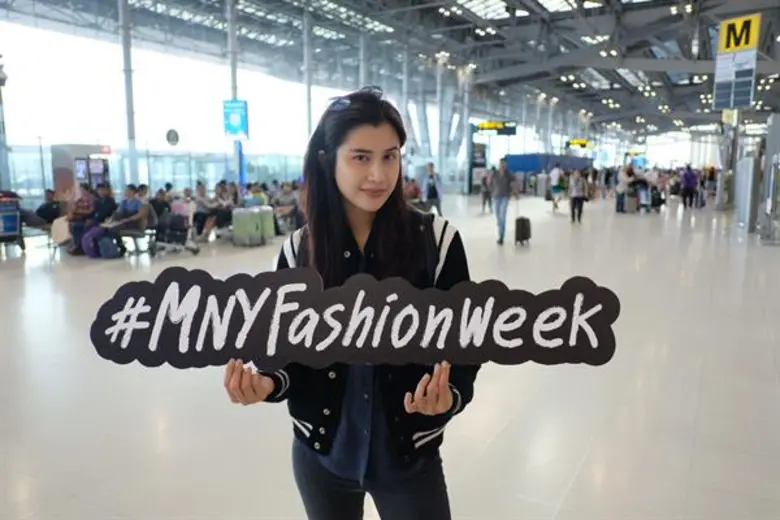 ส่องแอร์พอร์ตลุคชิคๆของสาว ปู ไปรยา บินไปอวดหน้าเป๊ะฟูลเทิร์น ณ Maybelline New York Fashion Week