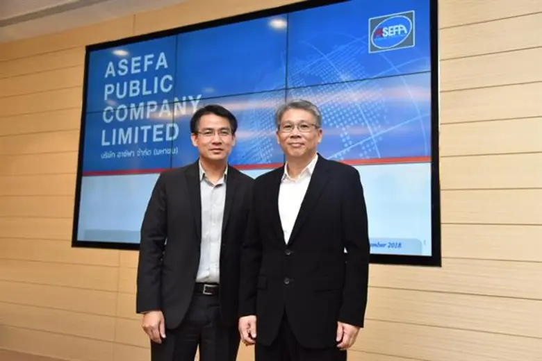 นายวิชัย สุนทรวุฒิกุล (ขวา) ผู้จัดการฝ่ายอาวุโส และ...