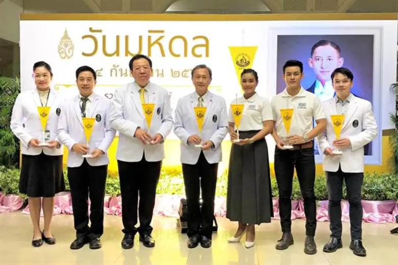 ป๊อปปี้ ปรัชญาลักษณ์-เต้ย จักร์รินท์ ชวนทำบุญซื้อธงมหิดล เพื่อผู้ป่วยด้อยโอกาส รพ.ศิริราช