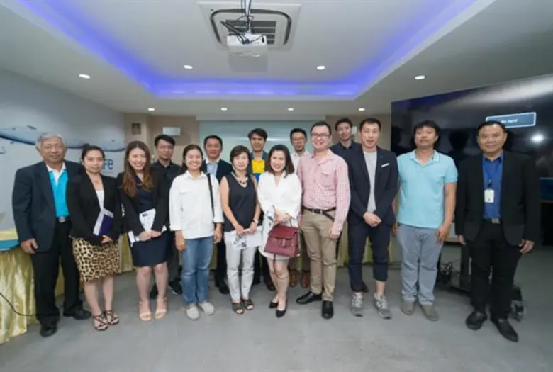 นายเอกรัตน์ แจ้งอยู่ (แถวหลังที่ 3 จากซ้าย) ประธานเ...