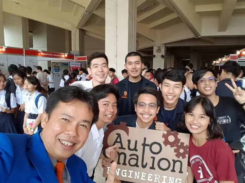 รศ.ดร.คมสัน มาลีสี คณบดี พร้อมด้วย อาจารย...