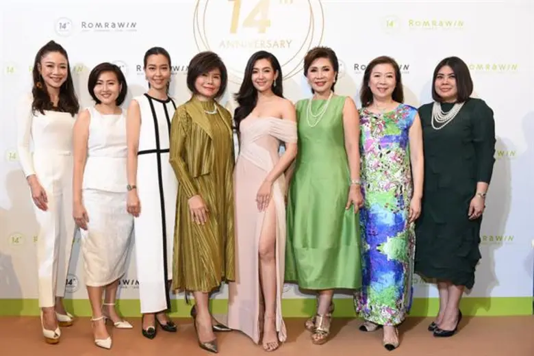 ขวัญฤทัย ดำรงค์วัฒนโภคิน (ที่ 3 จากขวา) ก...