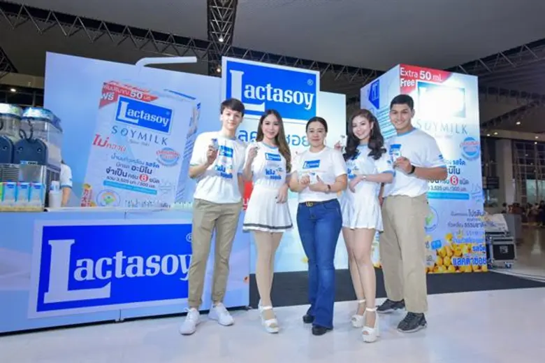 นางสาวพรรวนา มหาทรัพย์ (กลาง) ผู้จัดการฝ่...