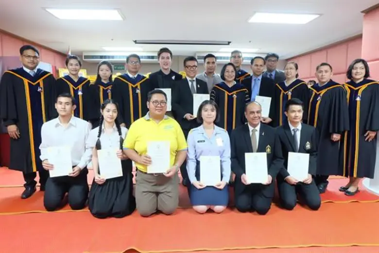 ดร.สมศักดิ์ ชลาชล ประธานกรรมการบริษัท ชลา...