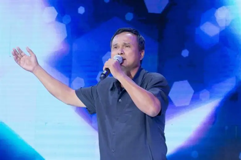 ใจนักสู้!!! “ไต้ฝุ่น” คว้าไมค์ดวลเพลงประชันผู้เข้าแข่งขันสายสตรอง ทำน้ำตาแตกกันทั้งสตูฯ