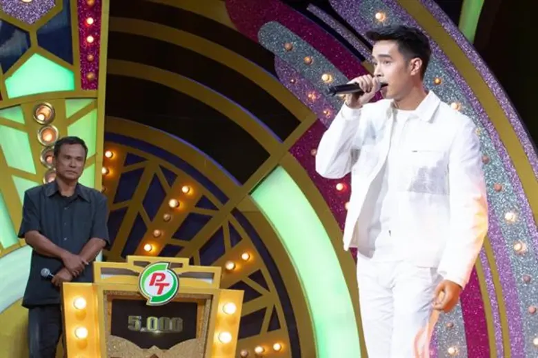 ใจนักสู้!!! “ไต้ฝุ่น” คว้าไมค์ดวลเพลงประชันผู้เข้าแข่งขันสายสตรอง ทำน้ำตาแตกกันทั้งสตูฯ