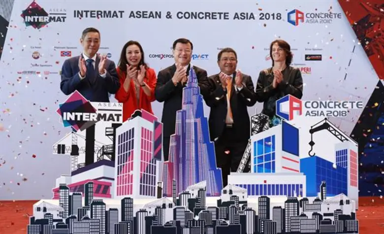 นายไพรินทร์ ชูโชติถาวร (กลาง) รัฐมนตรีช่ว...