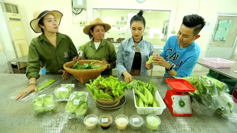 ทีวีไกด์: รายการ “ครัวลั่นทุ่ง” ว่าที่เจ้าสาว “ชมพู่ ธัณย์สิตา” บุก “ครัวลั่นทุ่ง” โชว์เมนูเด็ด “คะน้าเห็ดหอมตุ๋นกระดูกแก้ว”