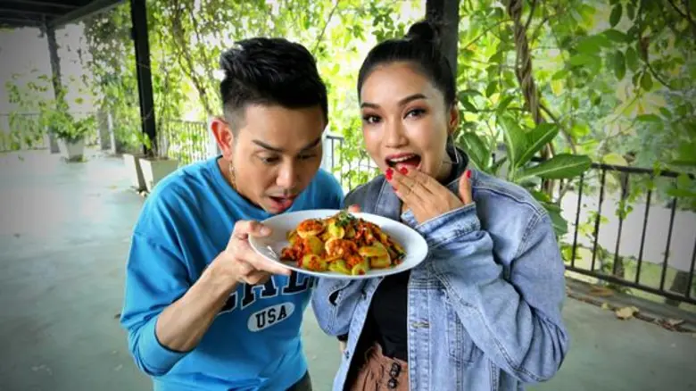 ทีวีไกด์: รายการ “ครัวลั่นทุ่ง” ว่าที่เจ้าสาว “ชมพู่ ธัณย์สิตา” บุก “ครัวลั่นทุ่ง” โชว์เมนูเด็ด “คะน้าเห็ดหอมตุ๋นกระดูกแก้ว”