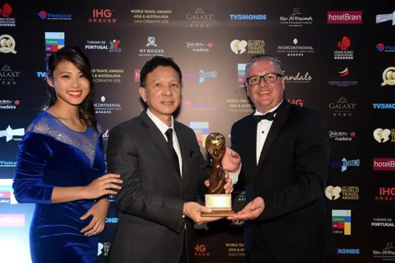 พิชัย พิทักษ์ชัยสุข (กลาง) รองกรรมการผู้อ...