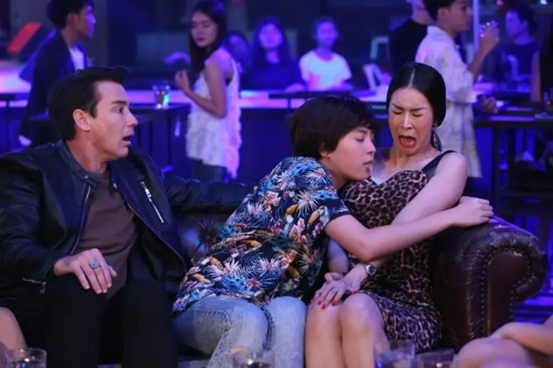 “วิลลี่” นำทีมแก๊งเพื่อนซี้ เที่ยวรอบดึก สอนเคล็ดลับการบริหารเสน่ห์ให้ “ลิลลี่” ใน “คุณพ่อจอมซ่าส์”