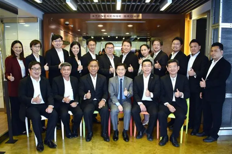 นายจุมพล สำเภาพล (แถวนั่ง ที่ 3 จากซ้าย) ...