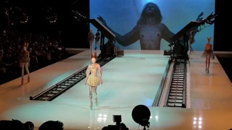 Movie Guide: จดจำไว้ตลอดกาล เปิดเบื้องหลัง โชว์สุดท้าย ก่อน อเล็กซานเดอร์ แม็คควีน ฆ่าตัวตาย ในสารคดีเจ้าของ คะแนนรีวิวเต็ม 100 McQueen แม็คควีน