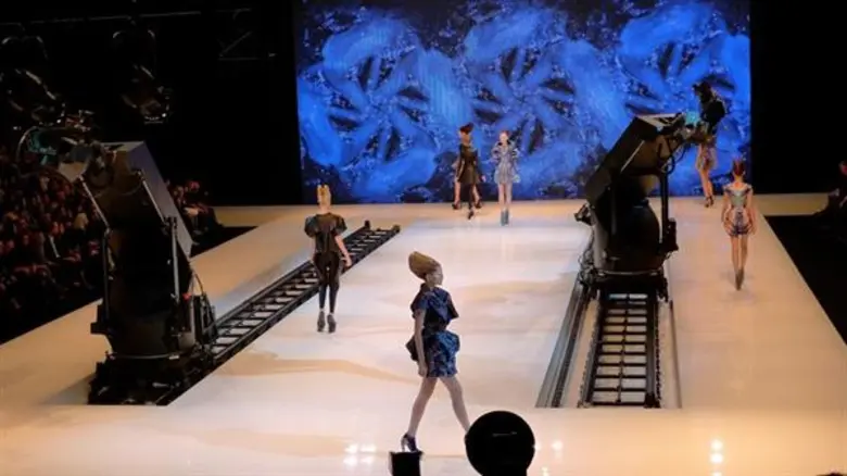 Movie Guide: จดจำไว้ตลอดกาล เปิดเบื้องหลัง โชว์สุดท้าย ก่อน อเล็กซานเดอร์ แม็คควีน ฆ่าตัวตาย ในสารคดีเจ้าของ คะแนนรีวิวเต็ม 100 McQueen แม็คควีน