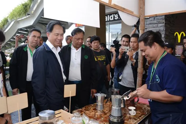 กระทรวงเกษตรฯ ชวนช็อปสินค้าเกษตรคุณภาพ นำร่อง Farm@Home ณ มาร์เก็ตวิลเลจ หัวหิน เล็งขยายตลาดสู่โมเดิร์นเทรดทั่วประเทศในอนาคต เปิดช่องทางการตลาดใหม่ เกษตรกรมีรายได้เพิ่มพูนยั่งยืน