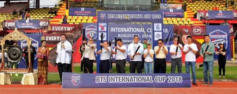 คุณกวิน กาญจนพาสน์ นำทีมจัดแข่งขันกีฬา ฟาดแข้งกระชับมิตร	