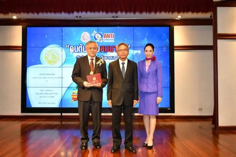 นาวาอากาศตรี พงษ์ธร เทพกาญจนา (ที่ 1 จากซ...