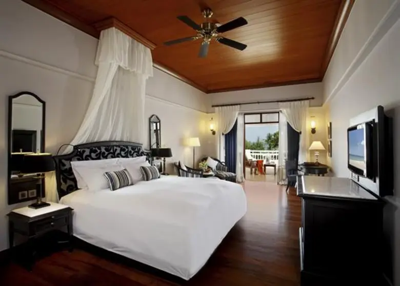 ตอกย้ำนิยามความหรูหราเกือบศตวรรษ เคียงคู่...