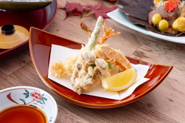 อาหารชุดพิเศษช่วงฤดูใบไม้ร่วงในประเทศญี่ปุ่น ณ ห้องอาหาร ยามาซาโตะ