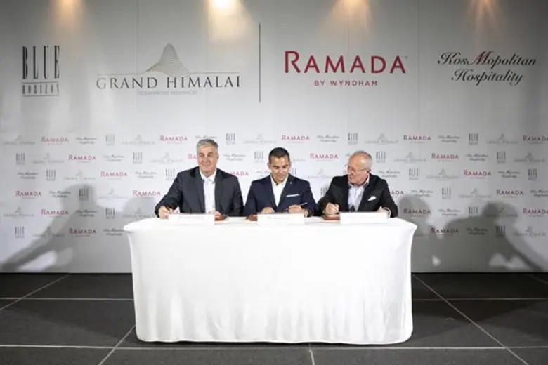 บลู ฮอริซัน เดเวลลอปเมนท์ส ผนึกกำลัง คอส โมโพลิแทน ฮอสพิทาลิตี้ ภายใต้แบรนด์วินด์แฮม ขยายอาณาจักรธุรกิจอสังหาฯ เปิดตัวโปรเจ็กต์ยักษ์เกรดพรีเมี่ยม รามาดา พลาซ่า แกรนด์ หิมาลัย โอเชี่ยนฟร๊อนต์ เรสซิเดนส์