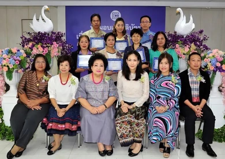 กาญจนา สายสิริพร ประธานกรรมการ และธีรดา อ...