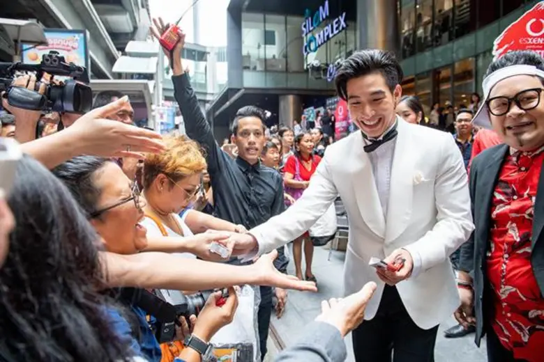 น้ำหอมเอสเซนส์สร้างปรากฏการณ์ใหม่ใจกลางเมือง คว้า “โตโน่” ภาคิน เป็นพรีเซ็นเตอร์ เปิดตัวน้ำหอมผู้ชายขนาดพกพา Signature For men ชูจุดเด่นติดทนนานตลอดทั้งวัน