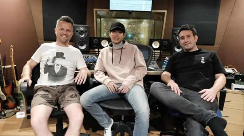 ครั้งแรกในโลก!! “เป๊ก-ผลิตโชค x ฮอลลาโฟนิค” ส่งซิลเกิลภาษาอังกฤษสุดอินเตอร์ “Nobody Like You”