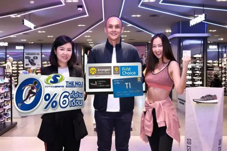 นายเกลน ริชาร์ด แนกกลิส (กลาง) ผู้อำนวยกา...