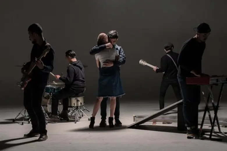 จากเพลงรักของคนที่ดูเข้มแข็งกับภาษาเพลงที...