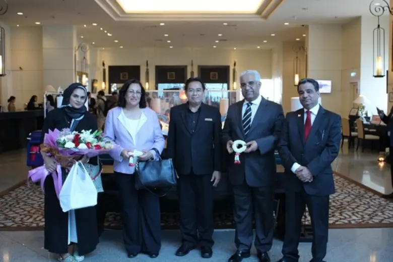 นายมนูญ วุฒิ (กลาง) ผู้จัดการทั่วโรงแรมเซ...