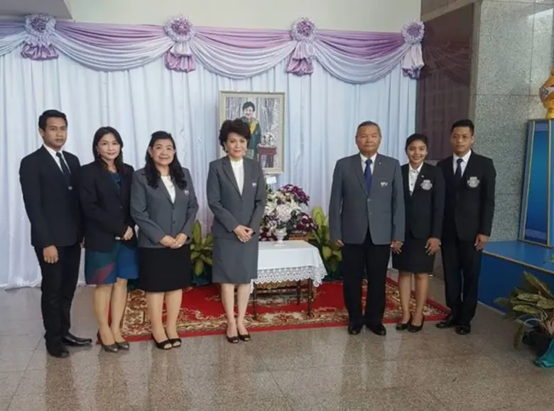 มหาวิทยาลัยศรีปทุม เข้าถวายแจกันดอกไม้และ...