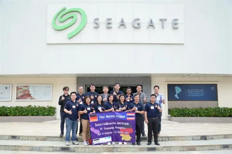 นายสัญชัย ทองจันทรา (แถว 2 ที่ 4 จากซ้าย)...