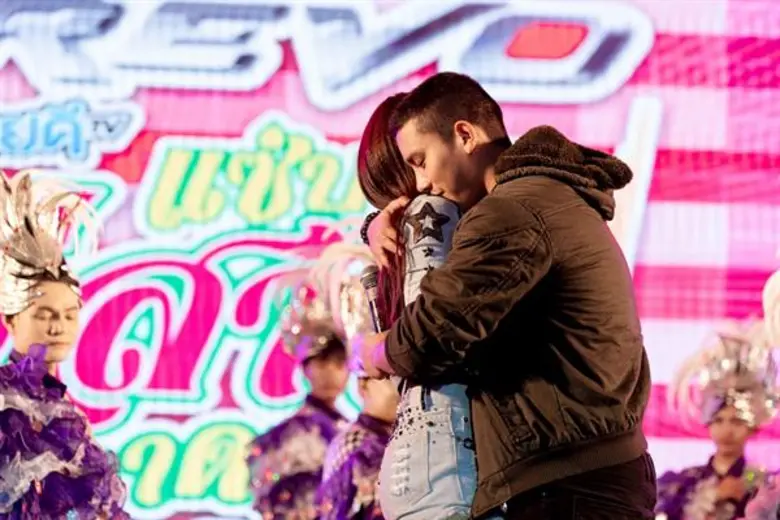 เบิ้ล–ธัญญ่า โชว์เลิฟซีนกลางเวที สบายดีทีวีแซ่บซิ่งอีสานตลาดแตก