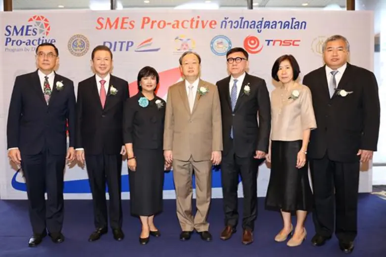 สนธิรัตน์ สนธิจิรวงศ์ (คนที่ 4 จากซ้าย) ร...