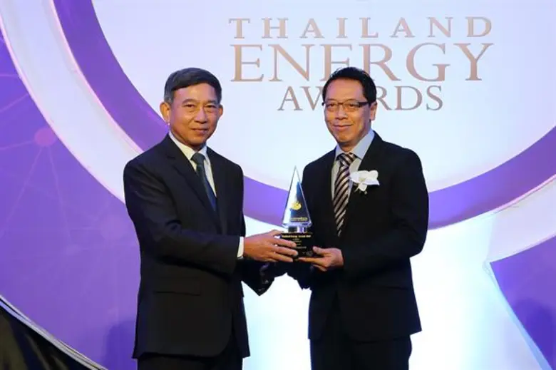 นายสมเกียรติ พูลขวัญ (คนขวา) รองผู้จัดการ...