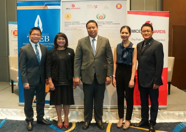 นายจิรุตถ์ อิศรางกูร ณ อยุธยา (กลาง) ผู้อ...